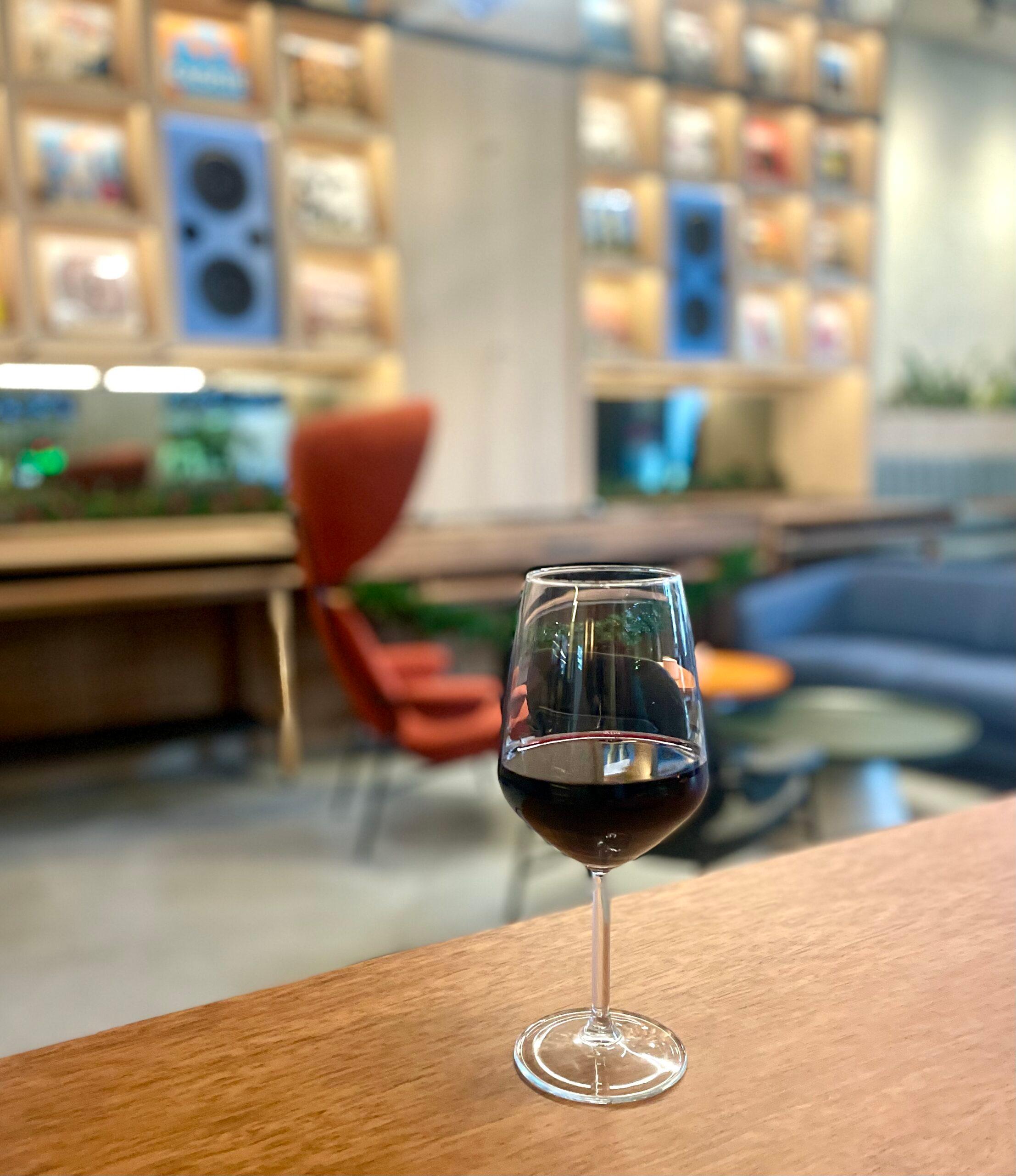 Cover Image for БОНОБО ВЕ ЧЕКА: Бистро во кое никогаш нема да биде исто како на некое слично место. Шармантно и релаксирано