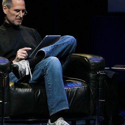 Cover Image for New Balance: Патиките што Steve Jobs ги претвори во култ. Денес овие патики се повторно на врвот. Тивки, но препознатливи