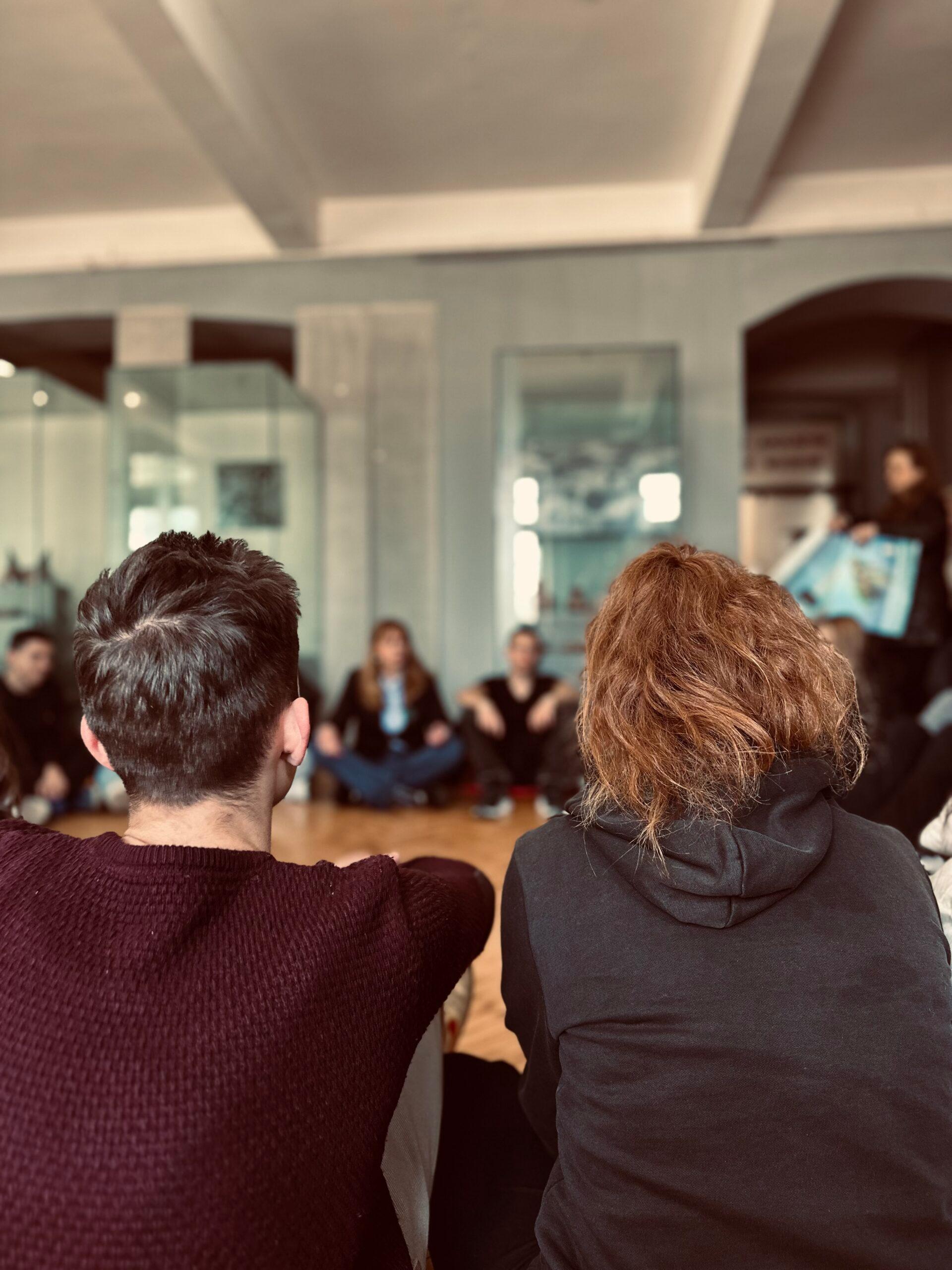 Cover Image for Музејот како прибежиште.Понекогаш тагата е најгласна кога никој ништо не зборува. Часови за тишина