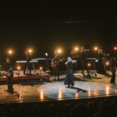 Cover Image for Hooverphonic во Скопје – музика за оние што преживеале љубов. Тие влегуваат како состојба на свест. Скопје како да беше стопирано