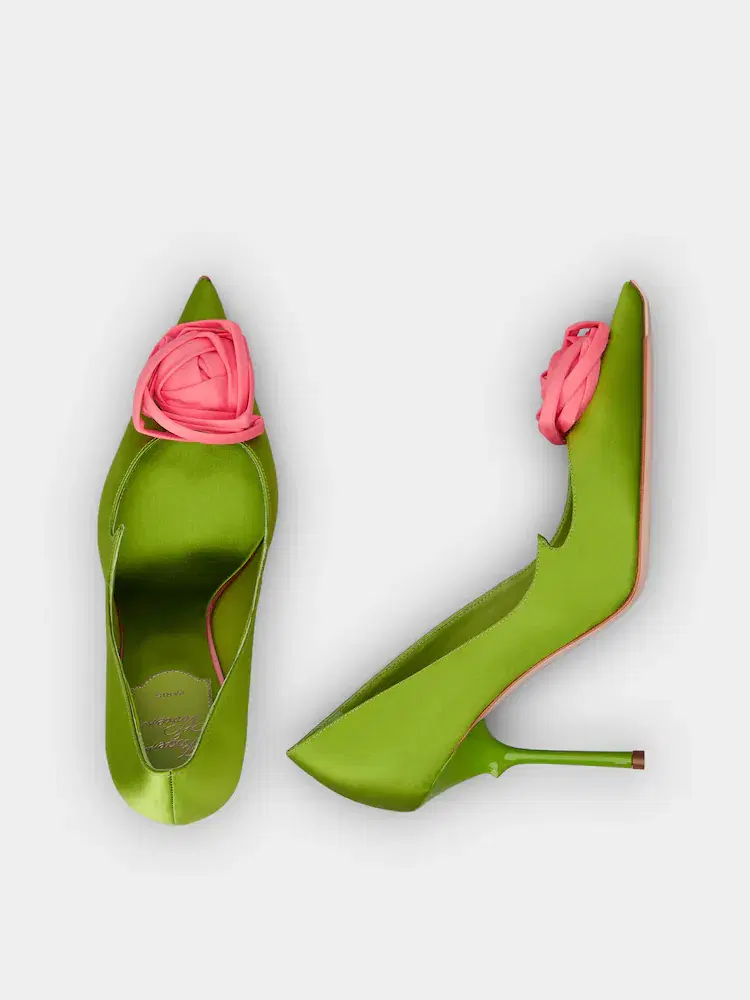 Cover Image for За најубавите чевли на светот сè уште се зборува. РОЖЕ ВИВЈЕ го нема, но неговото име повеќе од било кога живее преку чевлите со рози што оваа есен осамнаа во витрините на бутиците низ светот