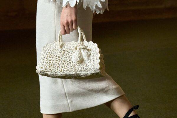 Cover Image for НОВАТА МОДА сфатена како забава, како порака или како потврда на социјален статус. Логото е пак во мода, прашање за оние што не сакаат да бидат подвижна реклама за бренд