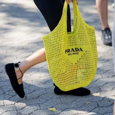 Cover Image for СЛИКА НА ДЕНОТ или првите чекори кон летото. Торбата не мора да биде Прада, на нозете се скоро мрежести чевли, како да е боса. Тоа е жената на мај што се носи без предрасуди, што се облекува со радост