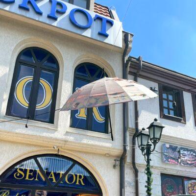 Cover Image for Што остана од Старата скопска чаршија? Таа сега личи на пачворк јорган на кој секој си закрпил парче според потребите и вкусот. Се‘ е дозволено, ако метална порта е урбана опрема