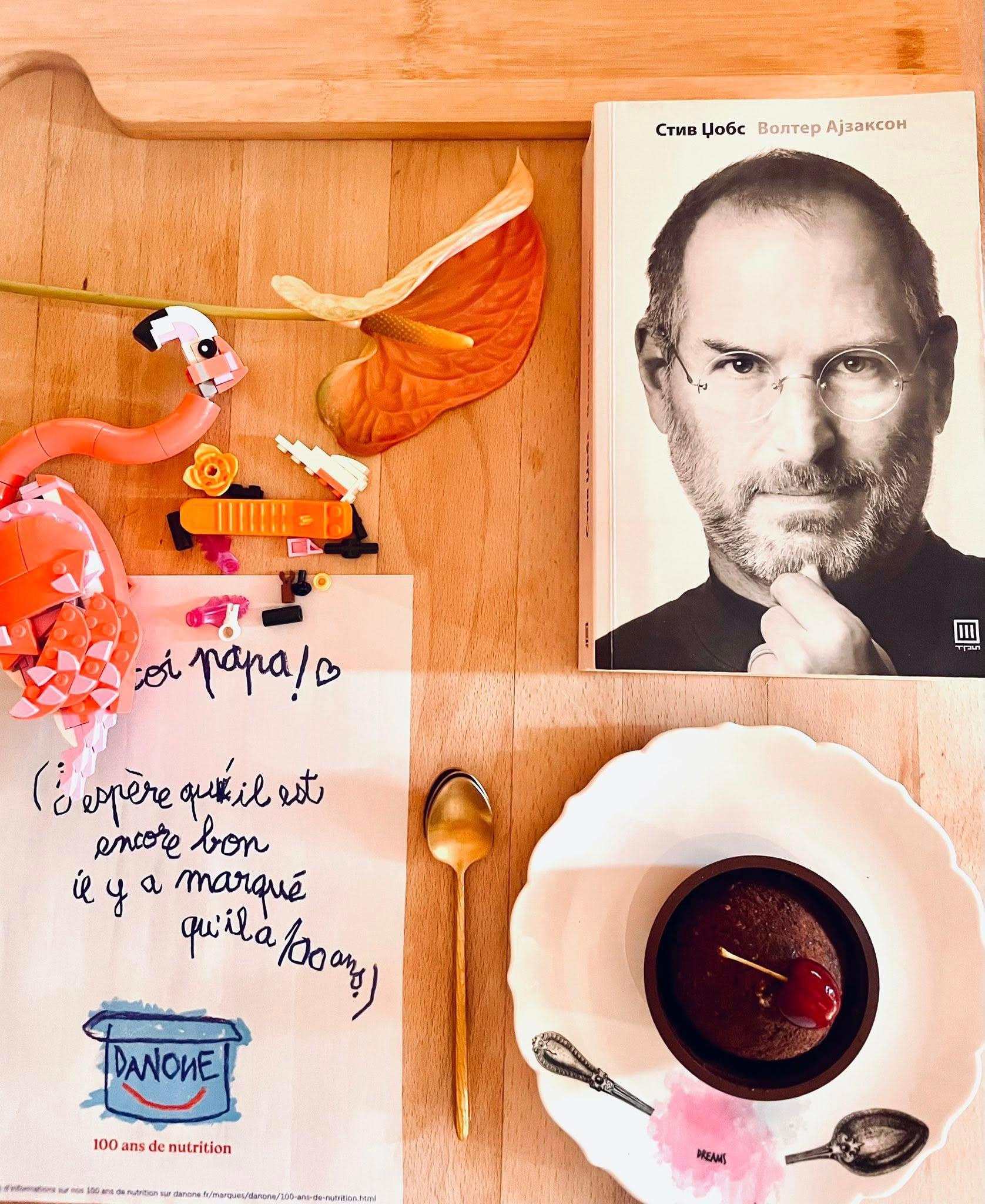 Cover Image for Летото на послужавник: што му треба на секој човек на 40 степени под сенка? Треба да се излади со нешто, треба да се преокупира со нешто, треба да чита нешто и да јаде нешто…