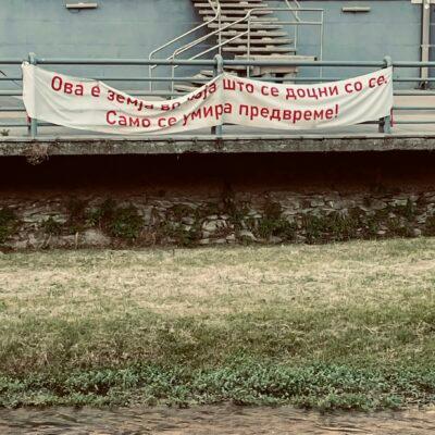 Cover Image for ГОДИНА НА ИГРИ БЕЗ ГРАНИЦИ И БЕЗ ПОБЕДНИЦИ. 2025 година. Има години што сакаме да траат засекогаш и години што едвај чекаме да завршат. Оваа година е една таква