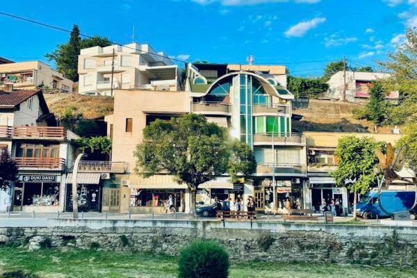 Cover Image for Кочани, градот за кој ништо не знаеме. Доволно е едно попладне да се сфати што се случува таму каде што некогашната река сега е поток, а луѓето разговараат со шепкање. Гласни се само на протестите