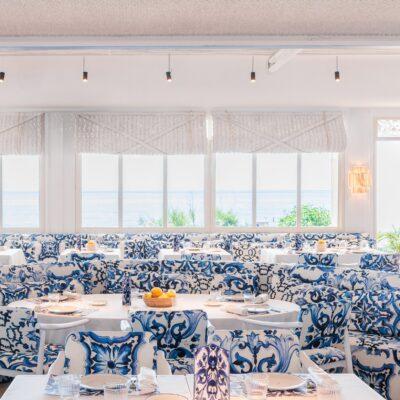 Cover Image for Како се уредува плажа? Така што се ангажираат уметници и модни дизајнери што ќе ја смислат. Ќе направат најубава плажа што можат, и таа убавина ќе предизвика внимание и восхит