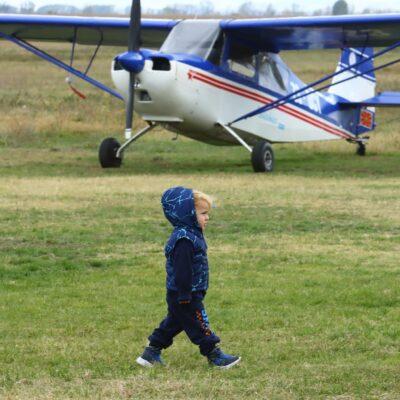 Cover Image for Под истото небо, различни височини: Битола нема море. Но има небо и луѓе што го освојуваат. Луѓе што гледаат кон него не заради надеж, туку од навика