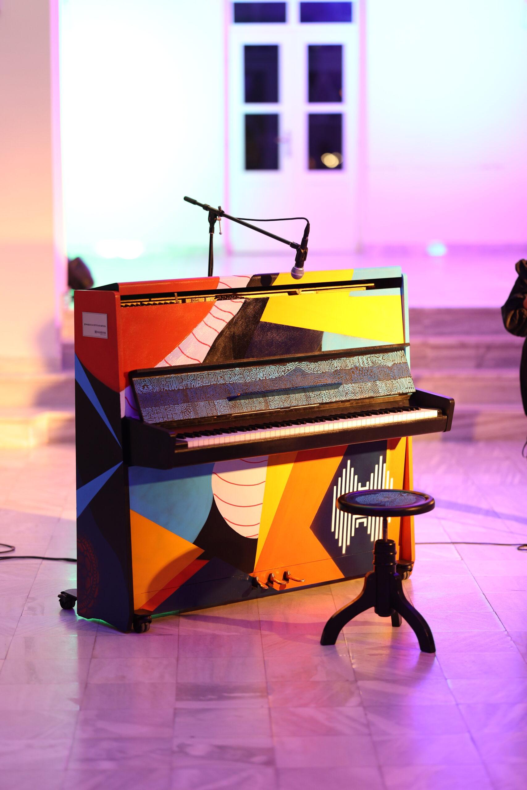 Cover Image for Пијаното што излезе од ѕидовите: Битола отсекогаш сакала да има клавири. Не како мебел, туку како тајна врска со Европа. Затоа што е град што сака да звучи повисоко од секојдневието