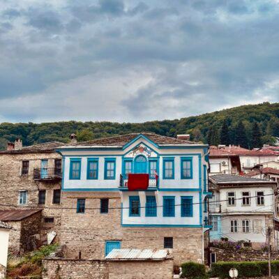 Cover Image for Крушевските локуми и целувки – музеј на вкусот што се топи во устата. Крушево има симболи, но ако си заминал без кутија локум и целувки, како да не си бил