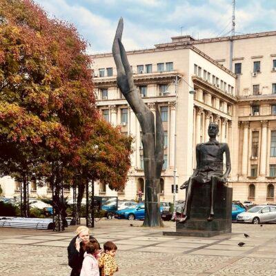 Cover Image for БУКУРЕШТ – градот „три во едно“. Има свои адути што не ги пишува во туристичките водичи. Народната палата е најголема административна зграда во светот по Пентагон, но крие и трагична приказна