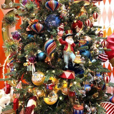 Cover Image for СТАКЛЕНИТЕ НОВОГОДИШНИ УКРАСИ И ДУХОВИТЕ НА МИНАТИТЕ ВРЕМИЊА: Големината на елката не ја определува големината на среќата. Домот е тој каде што треба да бидеме за празници. Со свои луѓе