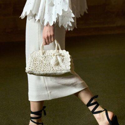 Cover Image for НОВАТА МОДА сфатена како забава, како порака или како потврда на социјален статус. Логото е пак во мода, прашање за оние што не сакаат да бидат подвижна реклама за бренд