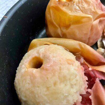 Cover Image for ПЕЧЕНИ ЈАБОЛКИ, ПОТЦЕНЕТ ДЕСЕРТ: Ви требаат килограм јаболки и половина час. Тоа е сѐ