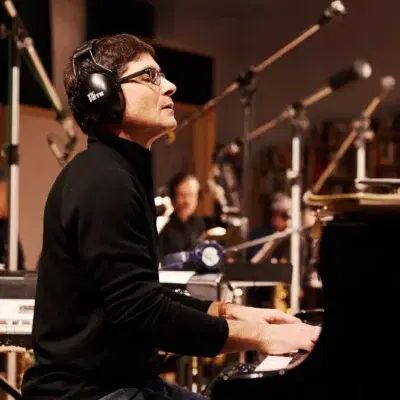 Cover Image for ГОЛЕМО МУЗИЧКО ПИСМО ДО СВЕТОТ „СЛЕТУВА“ ВО СКОПЈЕ:This Rock We’re On: Imaginary Letters на GRAMMY номинираниот Мајк Холобер на концерт со нашите џезери