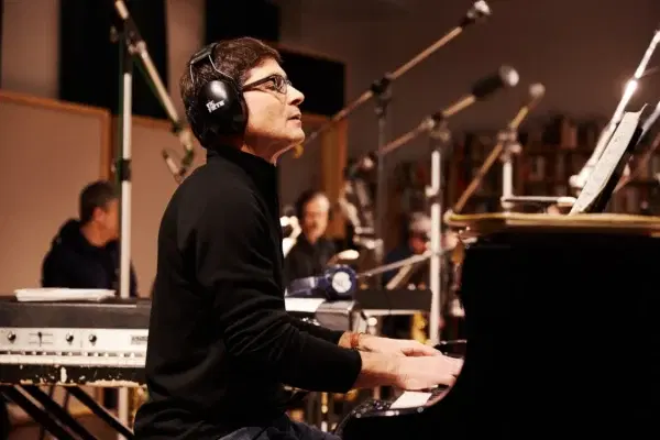 Cover Image for ГОЛЕМО МУЗИЧКО ПИСМО ДО СВЕТОТ „СЛЕТУВА“ ВО СКОПЈЕ:This Rock We’re On: Imaginary Letters на GRAMMY номинираниот Мајк Холобер на концерт со нашите џезери