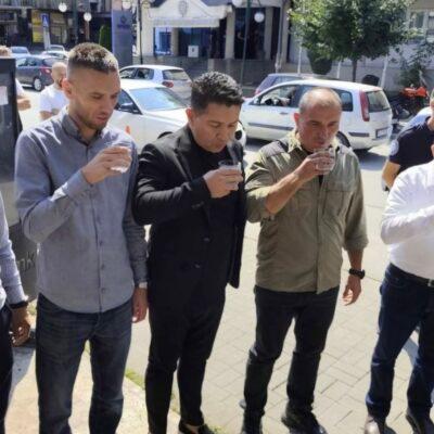 Cover Image for Застанете во ред за вода и потоа наздравете со вода, вкусна ладна гостиварска вода од чешма